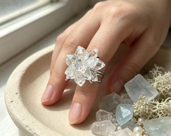 Handgefertigter Ring mit klarer Quarzblume, natürlicher Statement-Kristall, verstellbarer Boho-Schmuck