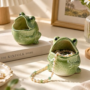 Lindo plato de cerámica con forma de rana para guardar objetos pequeños, soporte para joyas con forma de rana, decoración original para el hogar / regalo para mamá, tarro de almacenamiento de mesa, organizador de tocador de baño estilo bohemio