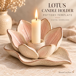 Puede incluir: Un portavelas de cerámica con forma de loto, esmalte crema moteado y rosa suave, con un soporte cilíndrico central que sostiene una vela de pilar color crema encendida. El texto dice: LOTUS CANDLE HOLDER POTTERY TEMPLATE DIGITAL DOWNLOAD.