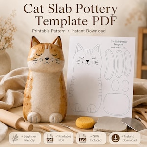 Könnte beinhalten: Eine Keramik-Katzenfigur mit orangefarbenen Tabby-Mustern und geschlossenen Augen steht neben einer weißen Papiervorlage mit der Aufschrift Cat Slab Pottery Template. Die Vorlage zeigt Umrisse für Katzenteile zum Basteln von Töpferwaren.