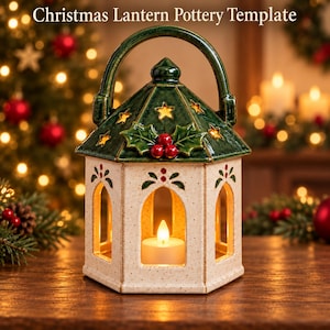 Pode incluir: Uma lanterna de cerâmica com base cor de creme e telhado verde escuro com recortes de estrelas e detalhes de bagas de azevinho. A lanterna tem uma abertura em arco em cada lado e uma alça superior. O texto "Christmas Lantern Pottery Template" é visível.