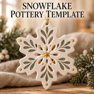 Puede incluir: Un adorno de cerámica blanca en forma de copo de nieve con recortes en forma de hoja verde salvia, detalles pintados en oro y un cordón dorado. El texto SNOWFLAKE POTTERY TEMPLATE aparece sobre el adorno, que tiene un acabado brillante.