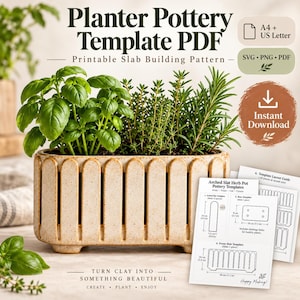 Può includere: Un vaso rettangolare in ceramica color crema maculato con listelli verticali ad arco, contenente erbe verdi. Accanto si trovano modelli cartacei intitolati Arched Slat Herb Pot Pottery Templates con diagrammi e misure in cm.