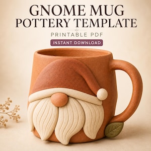 Könnte beinhalten: Ein terrakottafarbener Keramikbecher mit einem erhabenen Zwergenmotiv, braunem Hut, cremefarbenem Bart und einem kleinen grünen Blatt am Griffansatz. Der Text darüber lautet GNOME MUG POTTERY TEMPLATE, PRINTABLE PDF, INSTANT DOWNLOAD.