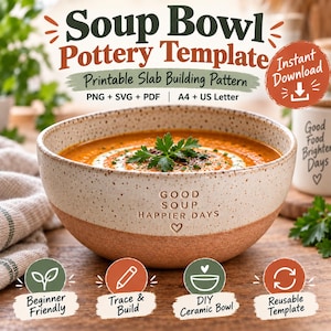 Könnte beinhalten: Eine Keramik-Suppenschüssel mit einer gesprenkelten cremefarbenen oberen Hälfte und einer terrakottafarbenen unteren Hälfte. Der Text GOOD SOUP HAPPIER DAYS ist vorne eingeprägt. Die Schüssel enthält orangefarbene Suppe mit Sahne und Petersilie.