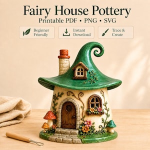 Op de afbeelding: Een decoratief aardewerken feeënhuisje met een crèmekleurige basis, een gebogen groen dak, een bruine boogdeur, een stenen schoorsteen en kleine geschilderde bloemen en paddenstoelen. De tekst Fairy House Pottery Printable PDF PNG SVG is zichtbaar.