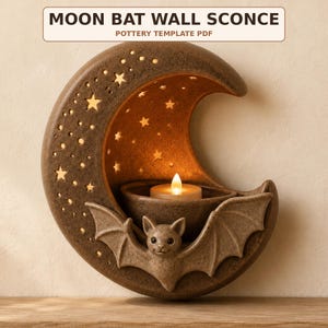 Puede incluir: Un aplique de pared en forma de media luna de cerámica marrón moteada, con patrones de estrellas recortados y una figura de murciélago central. Un pequeño cuenco contiene una vela de té encendida. Texto MOON BAT WALL SCONCE POTTERY TEMPLATE PDF.