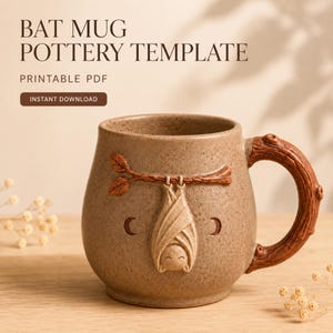 Puede incluir: Una taza de cerámica beige moteada con un relieve de un murciélago colgado de una rama. El asa tiene textura de rama de árbol marrón. La taza muestra dos pequeñas lunas crecientes a los lados. El texto dice BAT MUG POTTERY TEMPLATE.
