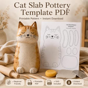 Peut inclure: Une figurine de chat en céramique avec des rayures orange à côté d'un modèle en papier imprimé intitulé Cat Slab Pottery Template. Le modèle comprend les contours du corps, des membres et de la base du chat. Outils et argile visibles.