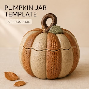 Pode incluir: Um pote de cerâmica em forma de abóbora com segmentos verticais texturizados alternados em laranja e bege, uma alça em forma de caule marrom e uma pequena folha verde. O texto PUMPKIN JAR TEMPLATE PDF SVG STL é visível no topo.