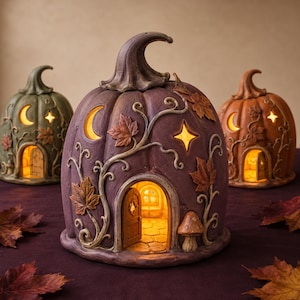 Könnte beinhalten: Drei kürbisförmige Laternen in Violett, Grün und Orange. Jede verfügt über eine kleine gewölbte Tür, Aussparungen in Form von Monden und Sternen sowie skulptierte Blatt- und Rankendetails. Die Innenräume sind beleuchtet.