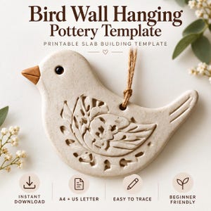 Pode incluir: Um pássaro de cerâmica bege para pendurar na parede com bico castanho e design de asa recortada, suspenso por um cordel castanho. O texto diz Bird Wall Hanging Pottery Template, Printable Slab Building Template, Instant Download, A4 + US Letter, Easy to Trace, Beginner Friendly.
