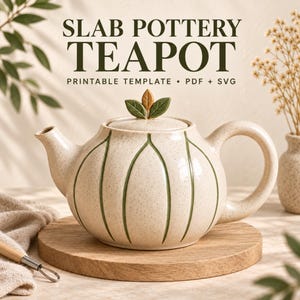 Könnte beinhalten: Eine gesprenkelte, cremefarbene Keramik-Teekanne mit rundem Körper, grünen vertikalen Rillen und einem Deckel mit einem kleinen braun-grünen blattförmigen Griff. Der Text SLAB POTTERY TEAPOT PRINTABLE TEMPLATE PDF + SVG steht über der Teekanne.