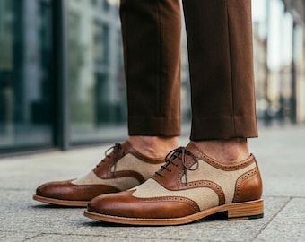 Zapatos de hombre Spectator bicolor hechos a mano, de lona marrón con puntera alada.