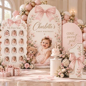 Könnte beinhalten: Ein Set zur Feier des ersten Geburtstags mit drei gewölbten Tafeln in Creme- und Rosatönen. Die mittlere Tafel trägt die Aufschrift 'Charlotte's First Birthday' mit einer großen rosa Schleife. Eine Fototafel zeigt zwölf monatliche Meilensteine und ein großes Schild mit der Zahl Eins steht daneben, alles verziert mit rosa Blumen und Luftballons.
