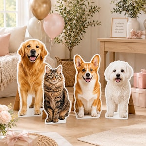 Puede incluir: Cuatro figuras de cartón personalizadas que muestran un golden retriever, un gato atigrado marrón, un corgi galés y un perro blanco de pelaje esponjoso. Cada figura sigue el contorno del animal y se mantiene en pie sobre una base de cartón.