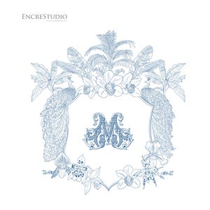 Peut inclure: Une illustration au trait à l'encre bleue représentant une lettre M ornée centrale encadrée par deux paons, des feuilles de palmier tropicales et diverses fleurs d'orchidées. Le texte ENCRESTUDIO DESIGN&PRINT figure en haut à gauche.