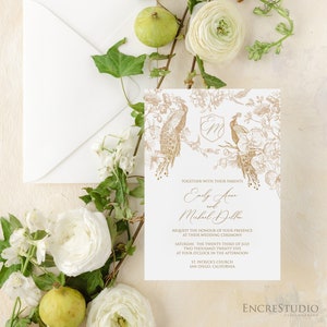 Modelo editável de convite de casamento de pavão dourado, convite de casamento de destino com monograma, pavão, rosas e orquídeas