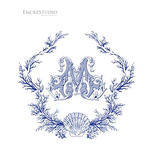 Könnte beinhalten: Ein blau-weißes nautisches Design mit den Buchstaben "M" und "A" in einer verzierten Schriftart, umgeben von einem Kranz aus Korallen und einer Muschel. Der Text "ENCRESTUDIO DESIGN&PRINT" befindet sich oben.