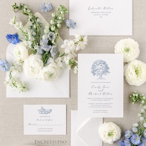 Könnte beinhalten: Eine Hochzeitseinladungssuite in blau-weißer Farbgebung. Die Einladung zeigt eine handgezeichnete Illustration eines Baumes mit einer blauen Tintenumrandung. Der Text auf der Einladung lautet: "Gemeinsam mit ihren Eltern laden Emily Anne und Michael Dillon Sie herzlich zu ihrer Hochzeitszeremonie am Samstag, den 23. Juli 2025, um 16:00 Uhr in der St. Patrick's Church in San Diego, Kalifornien, ein."