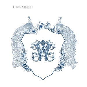 Peut inclure: Une illustration à l'encre bleue sur fond blanc présentant le texte ENCRESTUDIO DESIGN&PRINT au-dessus d'un blason. Le blason est encadré par deux paons et des arrangements floraux, entourant un monogramme central orné de la lettre W.