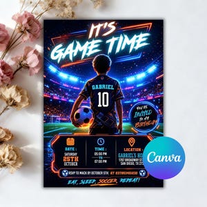 以下が含まれることがあります： サッカーをテーマにした誕生日招待状。背番号10でGABRIELと書かれたユニフォームを着た選手が描かれています。IT'S GAME TIME、YOU'RE INVITED TO MY BIRTHDAYという文字と、10月25日のイベント詳細が記載されています。