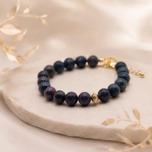 Robijn-kyaniet armband | Handgemaakte edelsteen armband | Sieraden van zwarte agaat en verguld goud | Crimson Eclipse