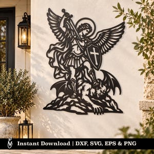 Pode incluir: Uma peça de arte de parede em metal preto que retrata o Arcanjo São Miguel com grandes asas, segurando uma espada e um escudo com uma cruz, de pé sobre um demônio caído. O design apresenta detalhes recortados e um acabamento preto fosco.