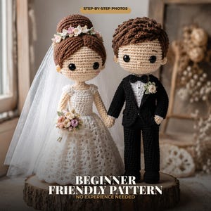 Op de afbeelding: Twee amigurumi-poppen die een bruidspaar voorstellen dat elkaars hand vasthoudt. De bruid draagt een witte gehaakte jurk, een sluier en een bloemenkrans en houdt een klein boeket vast. De bruidegom draagt een zwart pak met een vlinderdas.