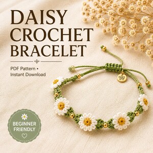 Peut inclure: Un bracelet en crochet vert orné de motifs de marguerites blanches à cœur jaune et de petites perles dorées. Le texte indique DAISY CROCHET BRACELET, PDF Pattern, Instant Download, et BEGINNER FRIENDLY avec une petite icône de cœur.