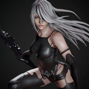 Puede incluir: Una figura detallada de un personaje con cabello blanco largo y fluido, que viste un traje negro con placas de armadura de color beige en los hombros, brazos y piernas. El personaje sostiene un arma negra y tiene una expresión facial enfocada.