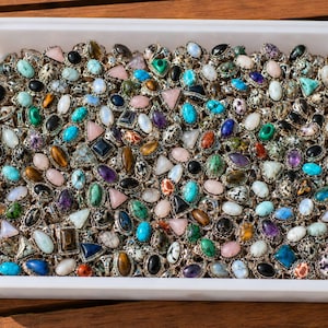 Lote de 200 anillos de piedras preciosas al por mayor, anillos de piedras naturales mixtas, joyería boho chapada en plata a granel, juego de anillos de regalo para revendedores.