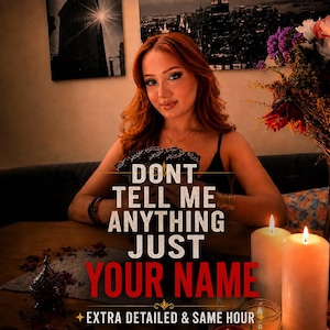 Op de afbeelding: Een persoon met lang roodachtig haar houdt een kaartspel vast, met twee brandende stompkaarsen op de voorgrond. De tekst luidt: DONT TELL ME ANYTHING JUST YOUR NAME, en daaronder: EXTRA DETAILED & SAME HOUR, met kleine gouden sterpictogrammen.