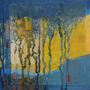 Puede incluir: Una pintura abstracta con una gama de colores azules, amarillos y verdes. La pintura presenta una serie de líneas verticales que crean una sensación de profundidad y movimiento. Las líneas se interrumpen por áreas de color sólido, lo que aumenta la sensación general de abstracción. La pintura está firmada "Dawn Crawford" en la esquina inferior derecha.