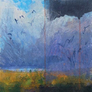 Puede incluir: Pintura abstracta con tonos azules, morados y grises. La pintura presenta una línea horizontal en el medio, con un área azul más oscura arriba y un área azul más clara abajo. La pintura está firmada "Dawn Chenault" en la esquina inferior derecha.