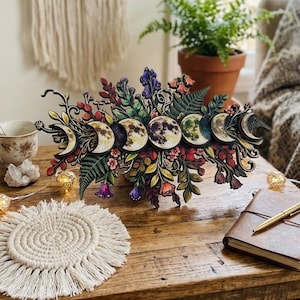 Decorazione murale in legno con fasi lunari e motivi floreali, decorazione per stregoneria, paganesimo e wiccan, arazzo celeste e mistico raffigurante la luna. immagine 2