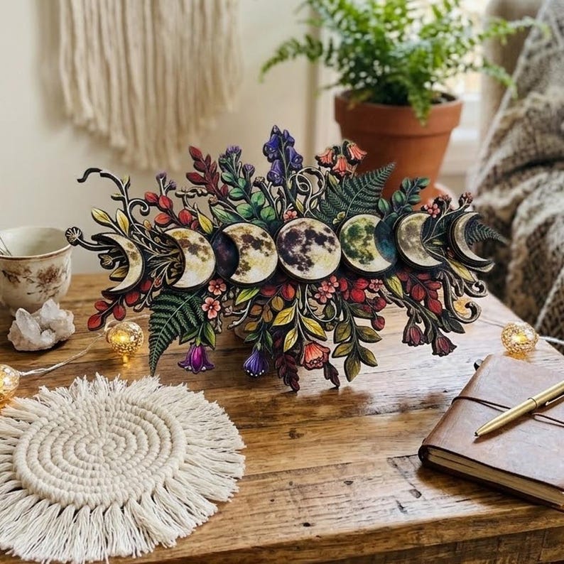 Decorazione murale in legno con fasi lunari e motivi floreali, decorazione per stregoneria, paganesimo e wiccan, arazzo celeste e mistico raffigurante la luna. immagine 2