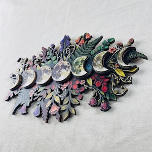 Decorazione murale in legno con fasi lunari e motivi floreali, decorazione per stregoneria, paganesimo e wiccan, arazzo celeste e mistico raffigurante la luna. immagine 8