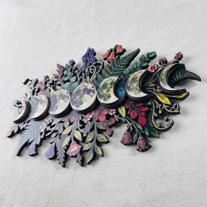 Decorazione murale in legno con fasi lunari e motivi floreali, decorazione per stregoneria, paganesimo e wiccan, arazzo celeste e mistico raffigurante la luna. immagine 8