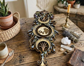 Decorazione murale in legno con tripla fase lunare e motivi floreali, arredamento pagano e stregonesco, arazzo celeste wiccan, mistico complemento d'arredo a tema lunare.