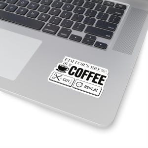 Peut inclure: Un autocollant blanc découpé avec des graphismes et du texte noirs. Le design comprend une icône de tasse de café fumante, le texte "EDITOR'S BREW: COFFEE", et deux boutons rectangulaires avec des icônes et les mots "CUT" et "REPEAT".