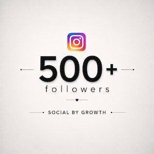 Puede incluir: Un diseño gráfico que presenta el icono del logotipo de Instagram sobre el texto negro en negrita 500+ followers, con un pequeño símbolo de corazón debajo de la palabra followers y el texto SOCIAL BY GROWTH en la parte inferior, centrado en un fondo gris claro.