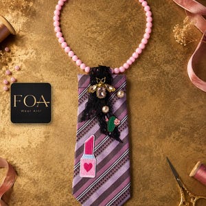 Mini Stropdas Ketting met Roze Kralen, Lippenstift Patch Draagbare Kunst, Handgemaakt Statement Sieraad, Cadeau voor Haar