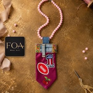 Stropdas Ketting met Roze Kralen, Draagbare Kunst Upcycling, Statement Ketting met Borduurpatches, Cadeau voor Haar