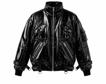 Könnte beinhalten: Eine schwarze, glänzende Jacke mit hohem Kragen und durchgehendem Reißverschluss. Das Kleidungsstück verfügt über mehrere Taschen mit silberfarbenen Reißverschlüssen und Druckknöpfen sowie verstellbare Riemen an den Ärmelbündchen und am Saum.