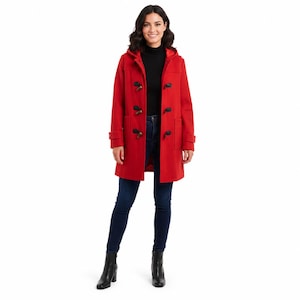 Puede incluir: Una trenca roja brillante con capucha que presenta cuatro cierres de palanca oscuros en la parte delantera, mangas largas con trabillas en los puños y dos grandes bolsillos de parche. Se lleva sobre una camiseta negra de cuello alto y vaqueros.