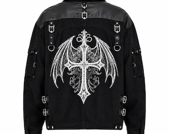 Könnte beinhalten: Eine schwarze Jacke mit einer großen weißen Grafik eines Kreuzes mit Flügeln auf der Rückseite. Das Kleidungsstück verfügt über einen schwarzen Kragen, silberfarbene Metallschnallen, D-Ringe und Riemen an Schultern und Seiten sowie Seitentaschen an den Ärmeln.