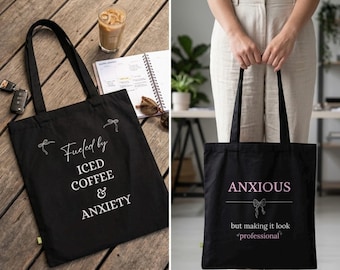 Bolso de oficina divertido, de lona con el lema "Alimentado por café helado y ansiedad", bolso de hombro para profesionales ansiosos, bolso minimalista y bonito con lazo.