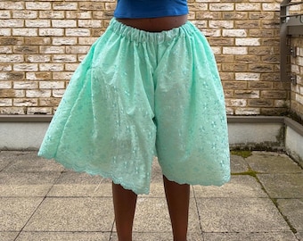 Bestickte mintgrüne Baumwoll Jorts | Übergroße Shorts mit elastischer Taille und Spitzenbesatz