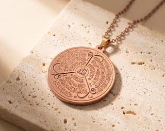Halsband i ren koppar med tre Quls, arabisk kalligrafi med skyddsmedaljonghänge